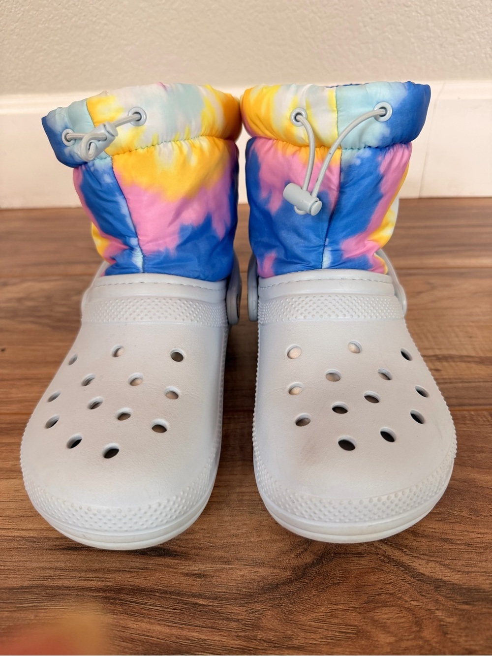 CROCS Classic Tie-Dye Puff Lined Clog Boot Light Blue Croc w/Pink, Blue & Yellow - Picture 2 of 8